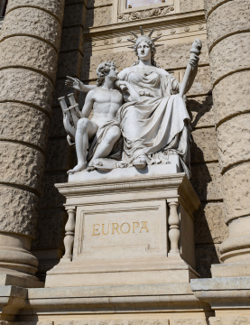 Statue der Europa an der Fassade des Naturhistorischen Museums, Wien, Österreich