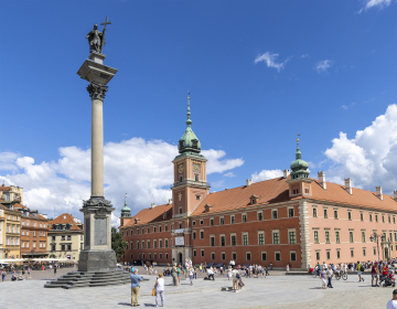 Touristen auf dem Platz vor dem Königsschloss in Warschau