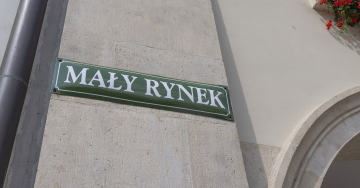 Kleiner Marktplatz in Krakau ein Teller mit der Aufschrift