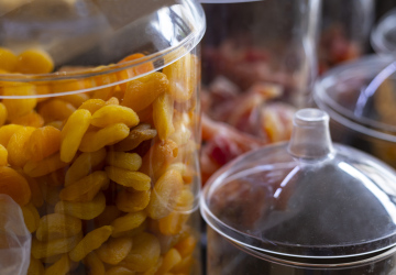 Getrocknete Aprikosen in einem Glasbehälter