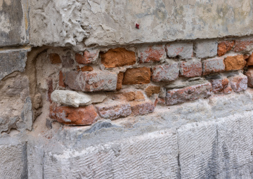 Ein beschädigtes Fragment der Mauer