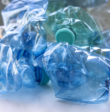 Zerkleinerte PET-Flaschen, Plastik, Recycling