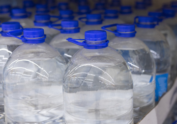 Wasser in Plastikflaschen