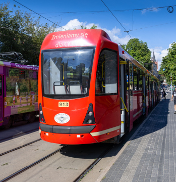 Rote Straßenbahn in Bytom