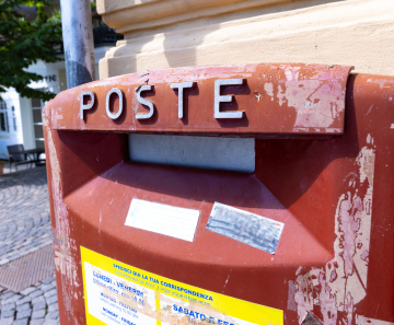 Alter roter Briefkasten, Italien