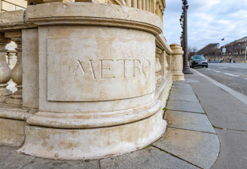 Pariser U-Bahn, Inschrift am Eingang zum Bahnhof