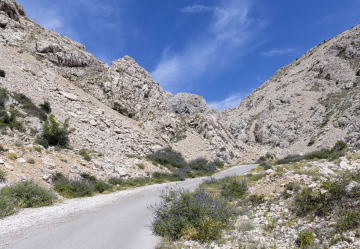 Felsen und eine schmale Straße im Berggebiet