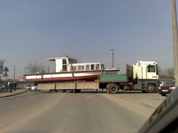 Boot auf der Straße