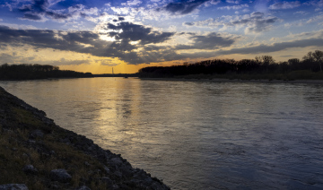 Sonnenuntergang am Fluss