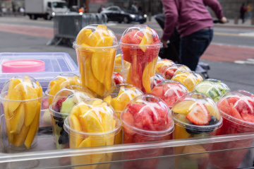 Straßenverkauf von Obst in Plastikbechern
