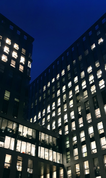 Fenster von Bürogebäuden am Abend