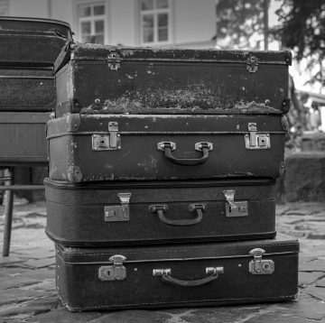Alte Koffer auf dem Platz. Schwarzweiss-Foto