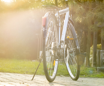 Ein Fahrrad in voller Sonne.