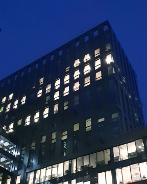 Beleuchtetes Bürogebäude