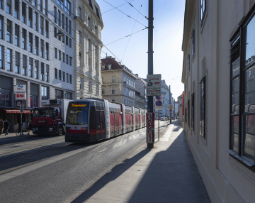 Straßenbahn und Rennweg Street in Wien.