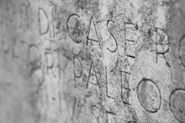 Alte Inschriften in Stein gemeißelt