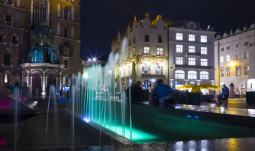 Brunnen auf dem Marktplatz in Krakau, Stadt bei Nacht