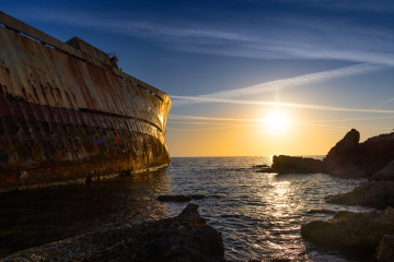 Schiffswrack der Edro III an der felsigen Küste bei Sonnenuntergang, Zypern