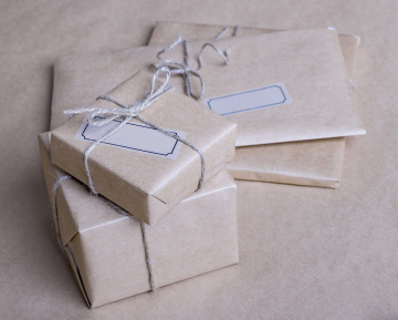 Geschenke verpackt in ökologischem Papier