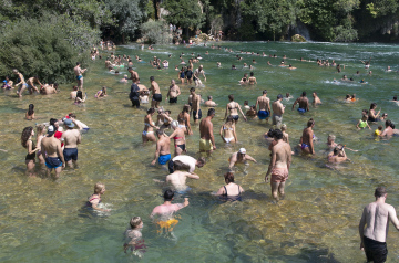 Schwimmen unter dem Krka-Wasserfall in Kroatien