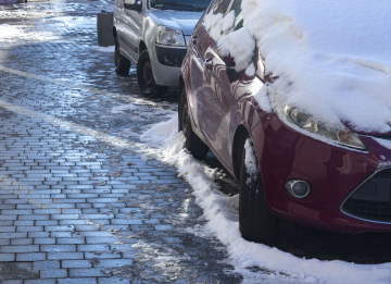 Schnee auf parkenden Autos, Schnee auf dem Bürgersteig