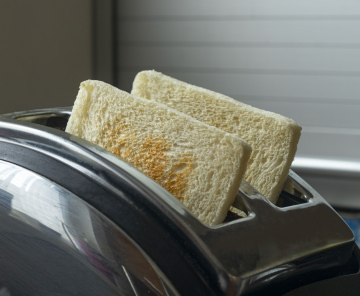 Geröstetes Brot in einem Toaster