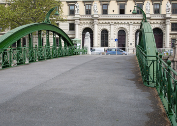 Historischer Fußgängerviadukt über der U-Bahnlinie