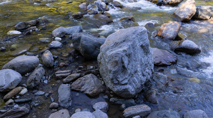 Große Steine im Fluss