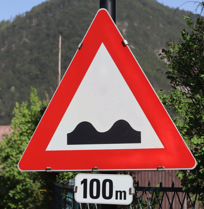 Verkehrsschild A 11 Unebene Straße