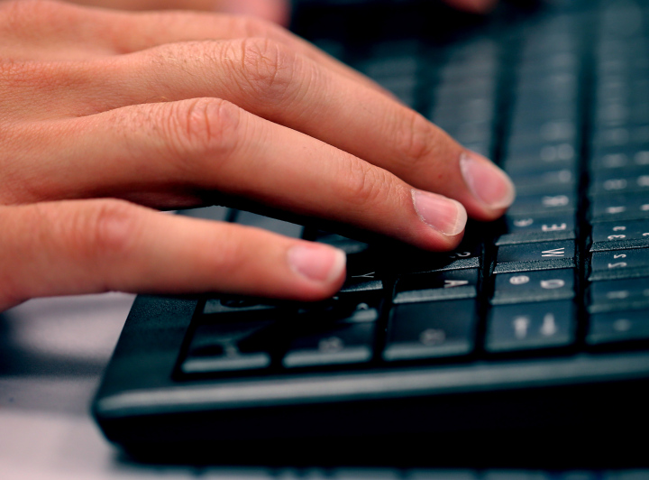 Hand auf Computertastatur