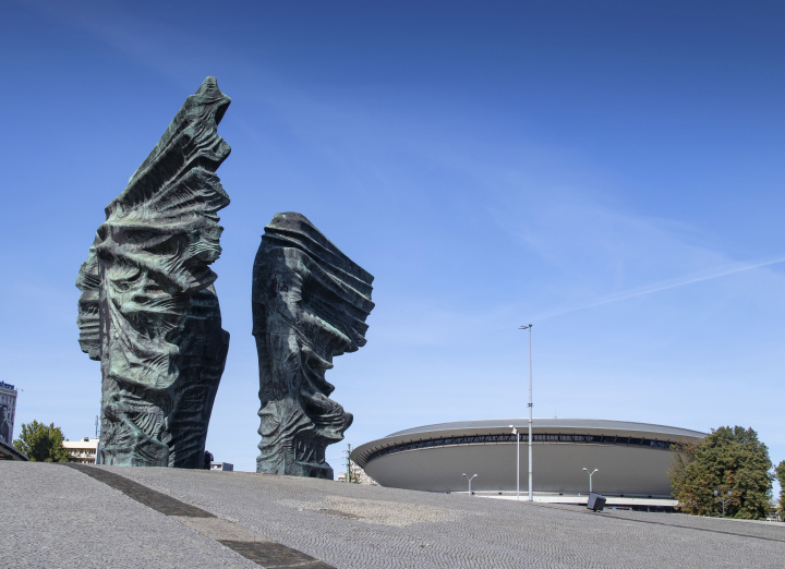 Denkmal für die schlesischen Aufständischen und die Unterhaltungshalle in Katowice