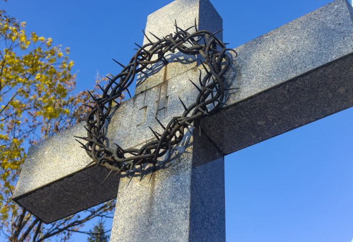 Granitkreuz und Dornenkrone