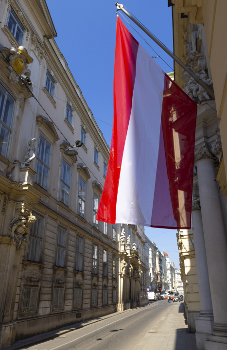 Österreichische Flagge auf einem Gebäude im Zentrum von Wien