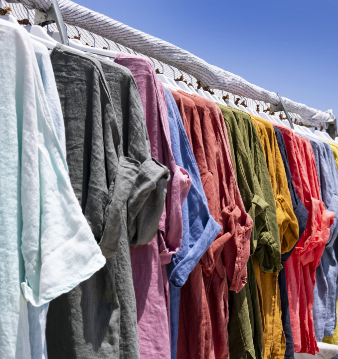 Bunte Kleidung an einem Marktstand