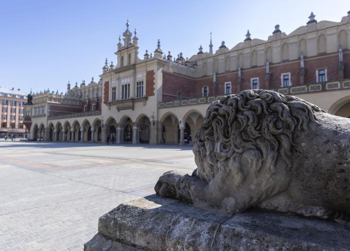 Tuchhallen in Krakau, Steinlöwe vor dem Eingang zum Rathaus