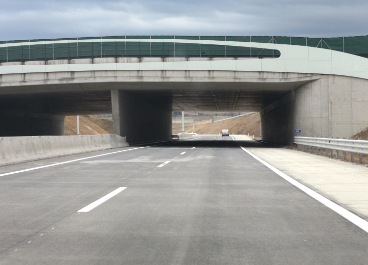 Konkreter Viadukt über der Autobahn