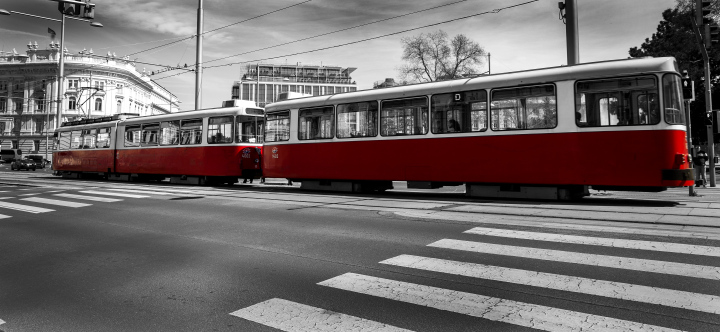 Rote Straßenbahn im Zentrum von Wien