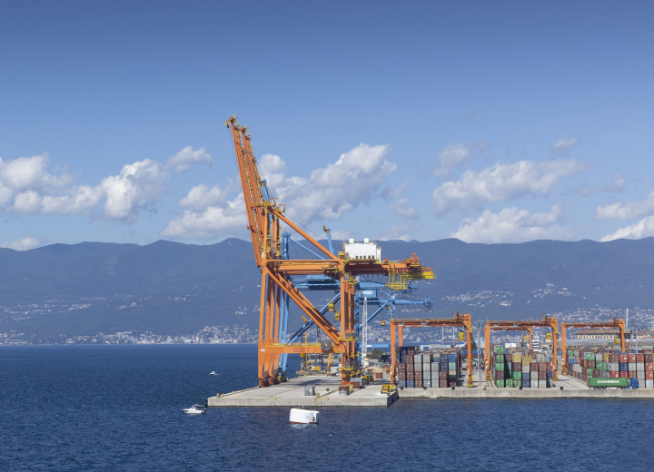 Seehafen Rijeka, Container und Entladekräne in Kroatien