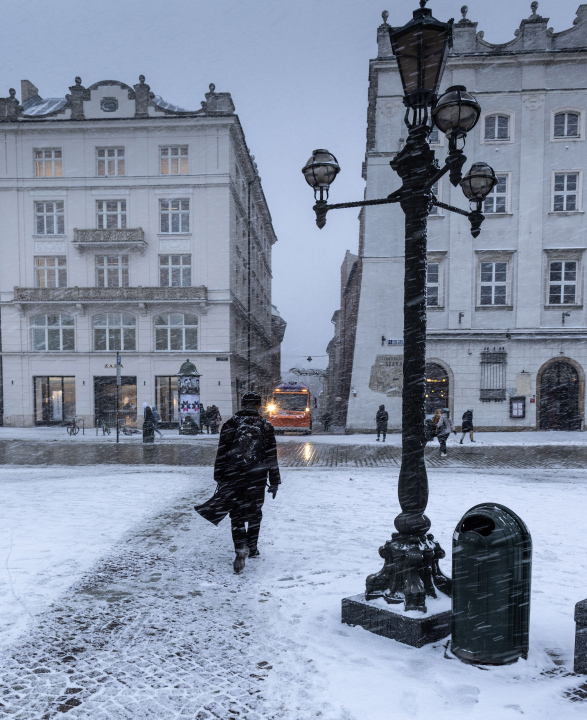 Mann auf dem Krakauer Marktplatz, Schneefall