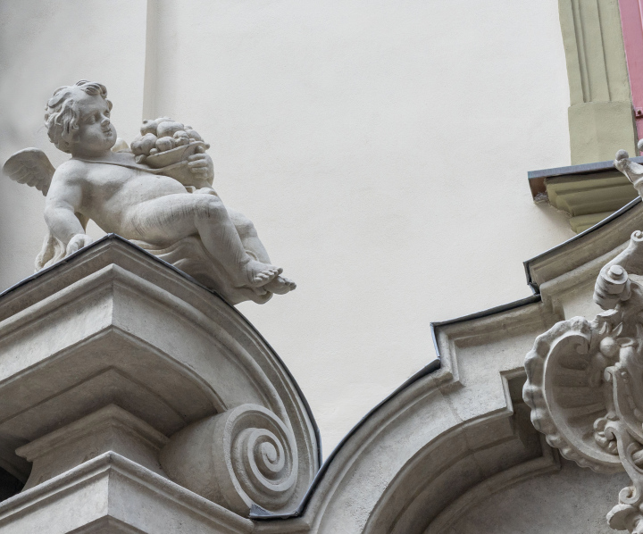 Architektonisches Detail an einem historischen Mietshaus. Putto.