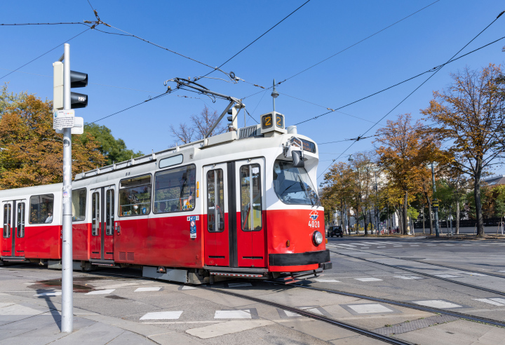 Rote Straßenbahn in Wien