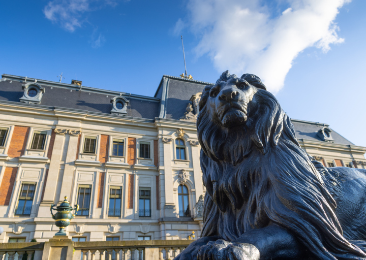 Löwenstatue vor dem Palast in Pless