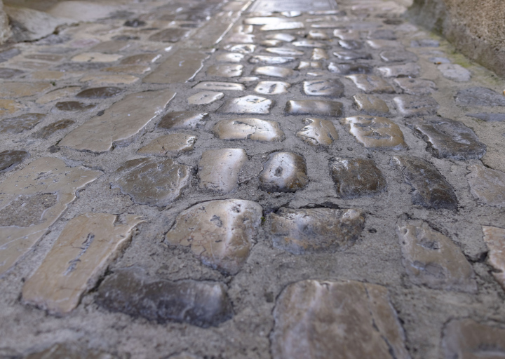 Polierter glänzender Bürgersteig auf dem Bürgersteig