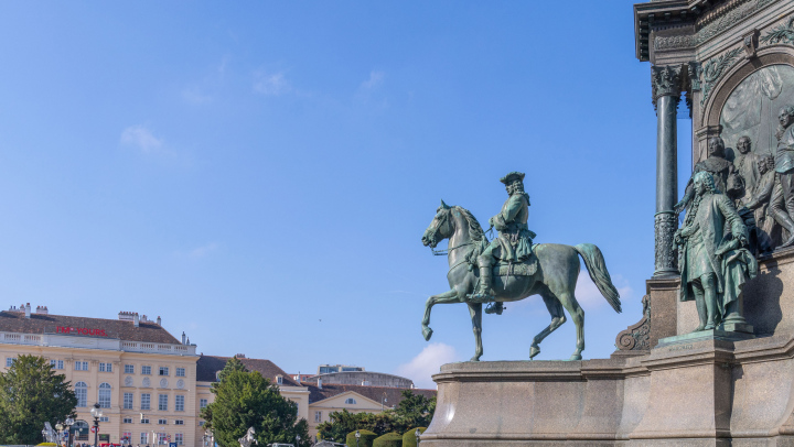 Statue von Maria Theresia in Wien, eine Figur auf einem Pferd