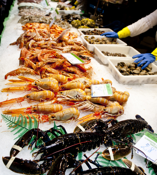 Fisch und Garnelen auf dem Markt