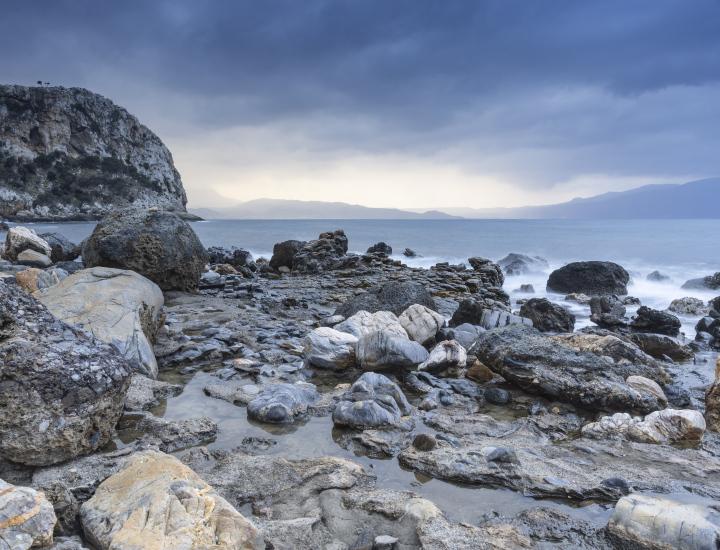 Raues Meer und Strand mit Felsbrocken