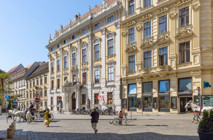 Freyung in Wien. Historische Mietshäuser.