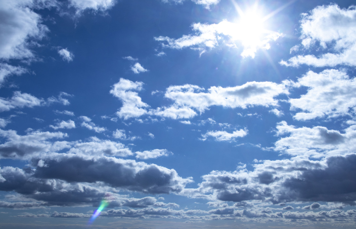 Scharfe Sonnenstrahlen am blauen Himmel