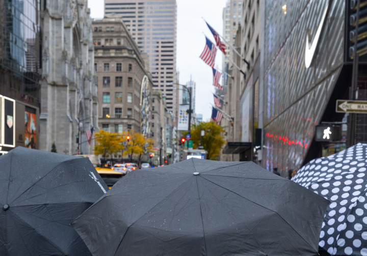 New York im Regen, Passanten mit Regenschirmen