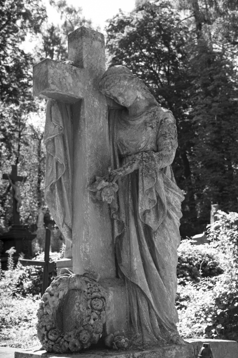 Friedhofsfigur mit Kreuz